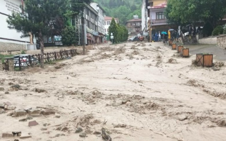 Kastamonu'da sel: İş yeri ve evleri su bastı