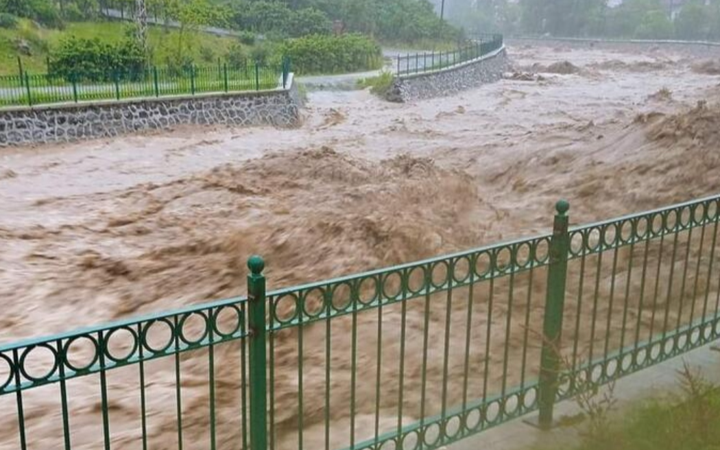 Karadeniz'de sel:  2 kişi hayatını kaybetti