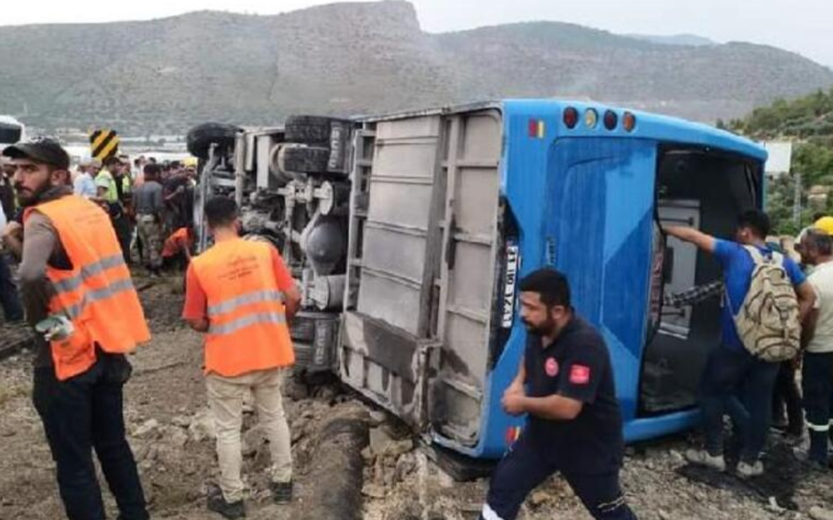 Mersin'de işçi servisi devrildi: 8 yaralı