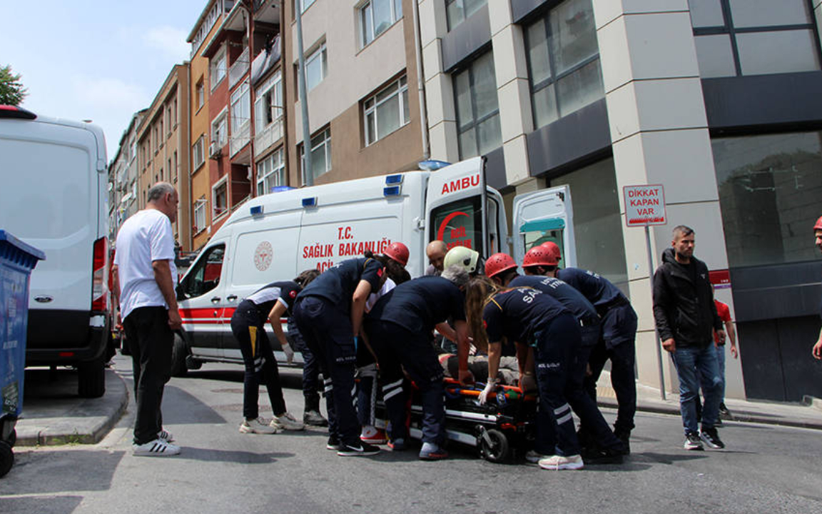 Beyoğlu'nda 3'üncü kattan düşen işçi ağır yaralandı