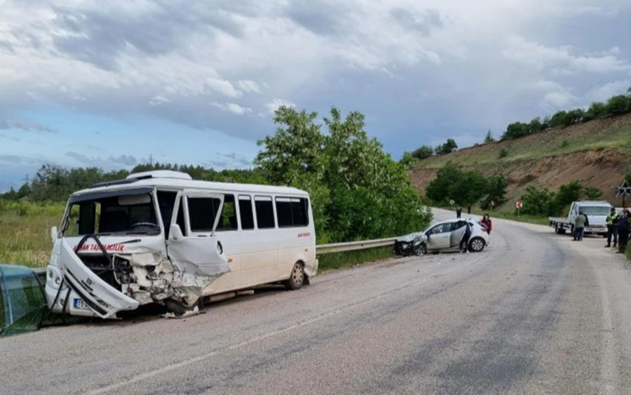 Burdur’da işçi minibüsü ile otomobil çarpıştı: 14 yaralı