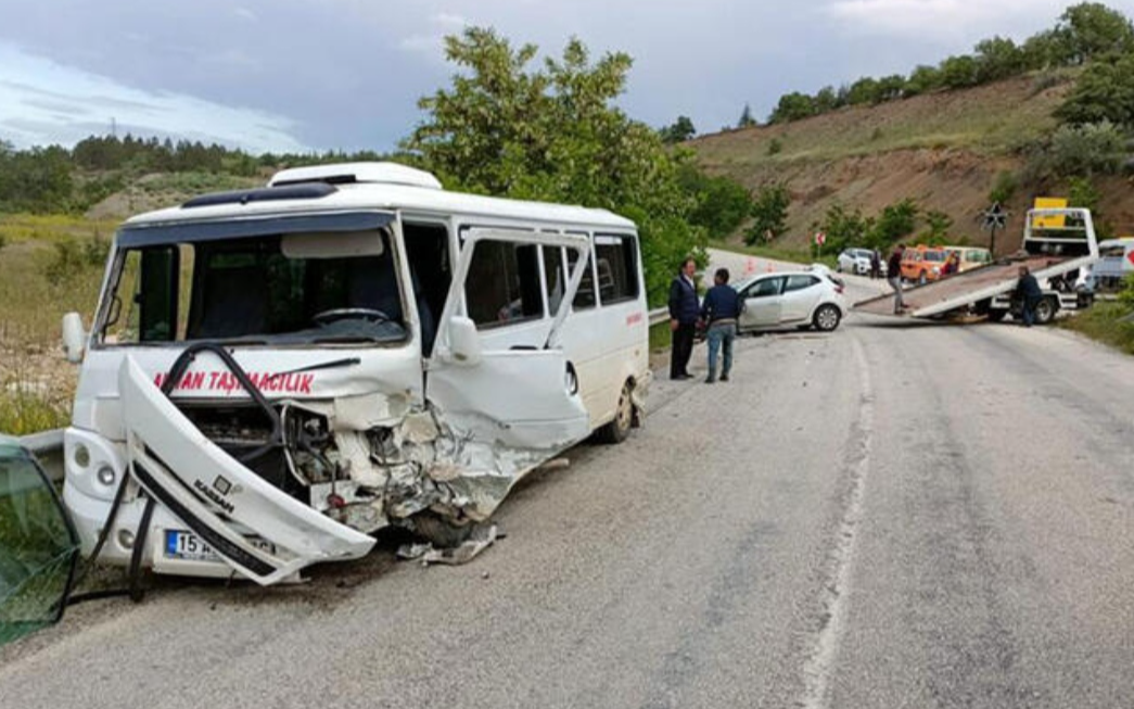 İşçi servisi kaza yaptı: 13 yaralı