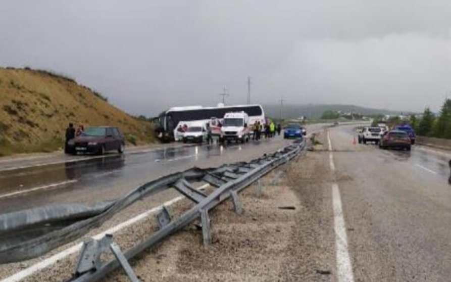 Antalya'da yolcu otobüsü şarampole düştü: 10 yaralı