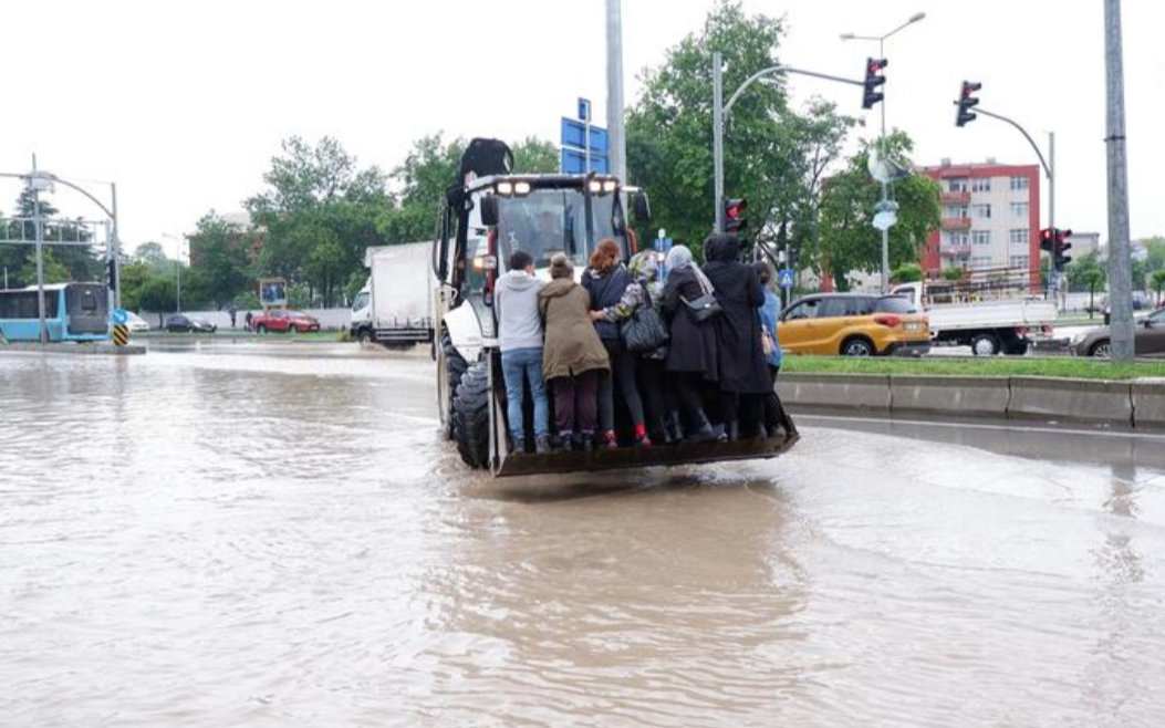 Samsun'da sel: Eğitime ara verildi