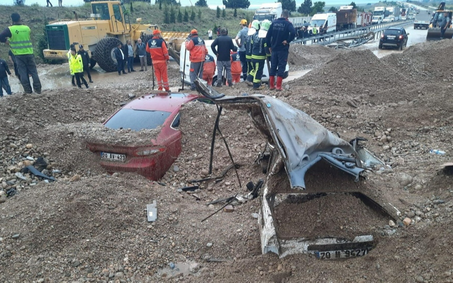 Afyonkarahisar’da heyelan sonucu 2 araç toprak altında kaldı