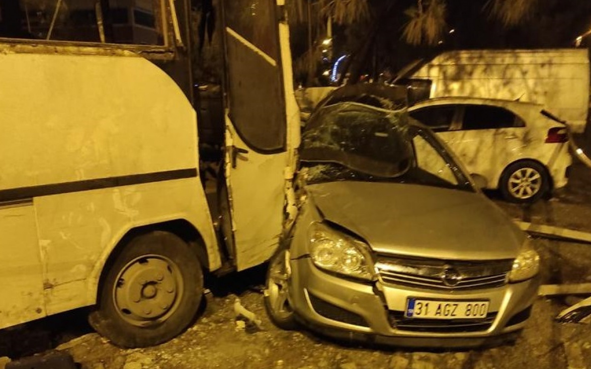 Hatay'da işçi servisi kaza yaptı: Bir ölü, 25 yaralı