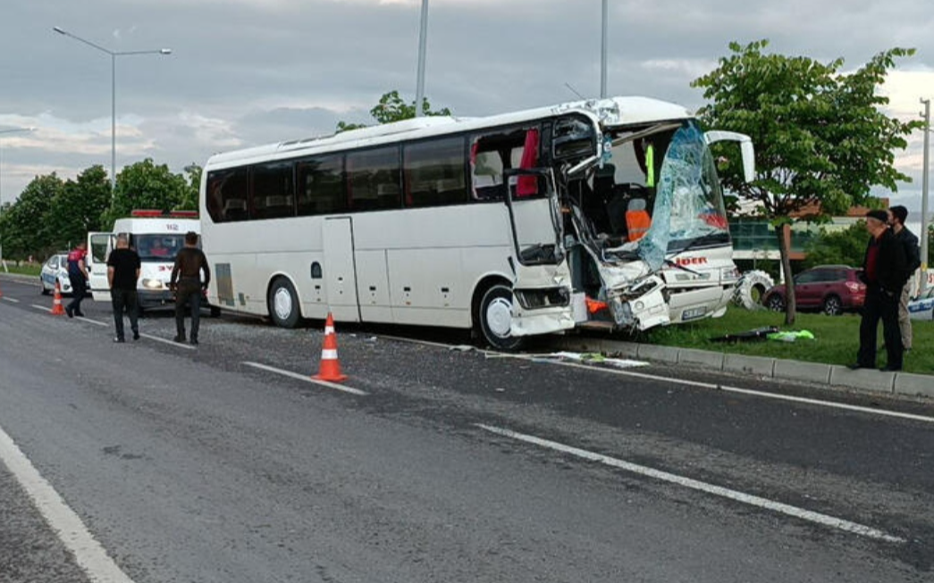 Kütahya’da işçi servisleri çarpıştı: 11 yaralı