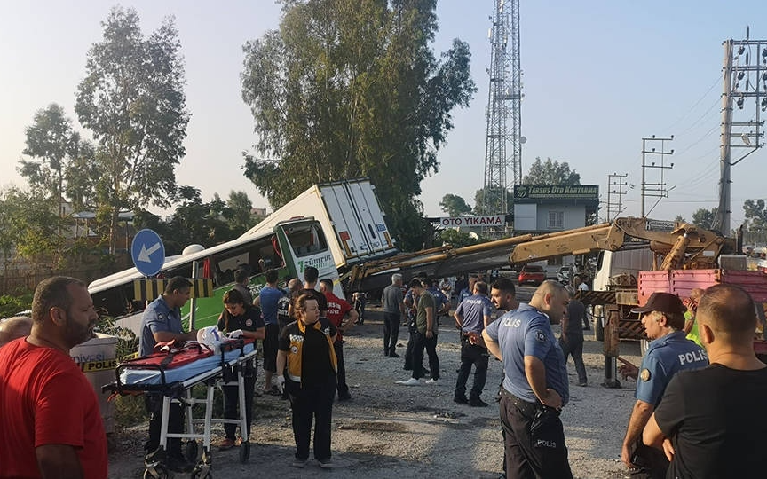 Mersin’de yolcu otobüsü önce kamyona, ardından TIR'a çarptı