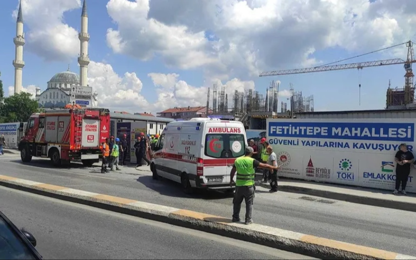 Beyoğlu'nda vincin çarptığı işçi ağır yaralandı