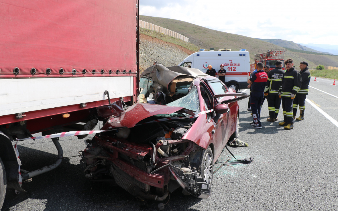 Erzincan'da trafik kazası: 2 ölü, 3 yaralı