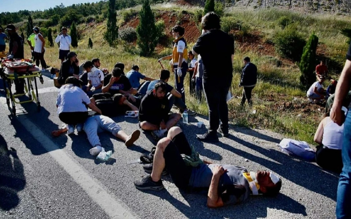 Yolcu otobüsü devrildi: 35 yaralı