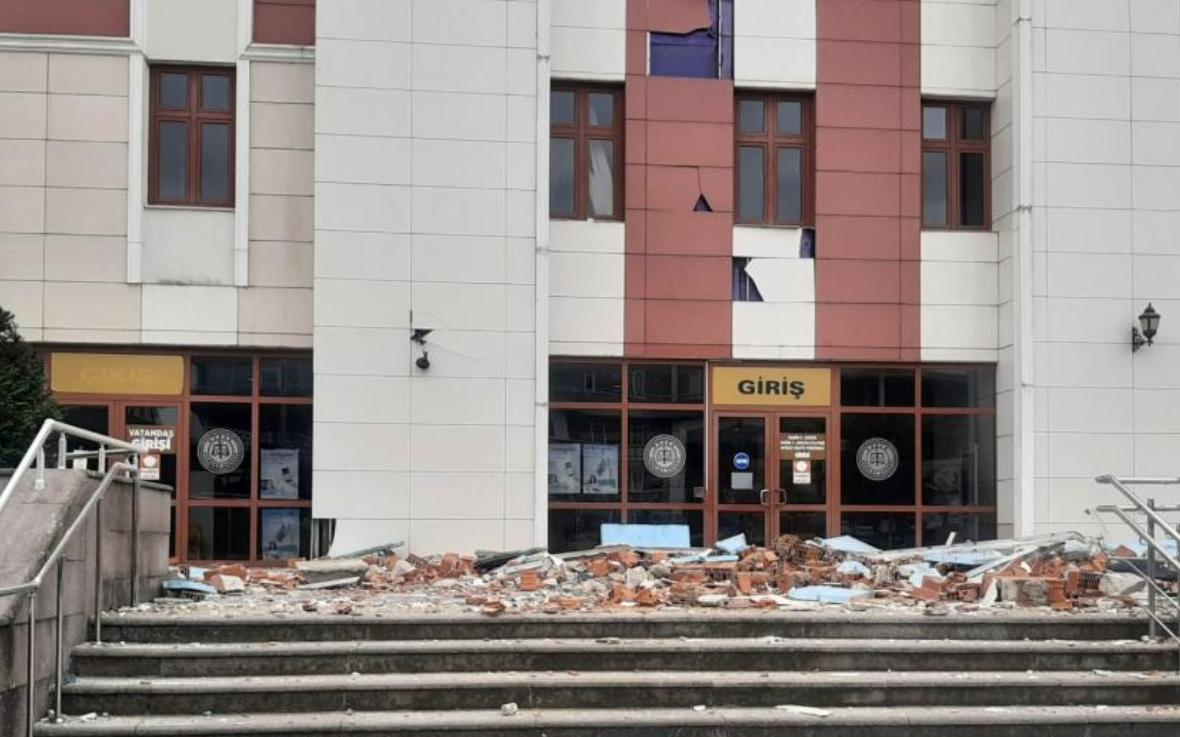 Depremde zarar gören adliyeyi inşa eden şirkete konut ihalesi verildi