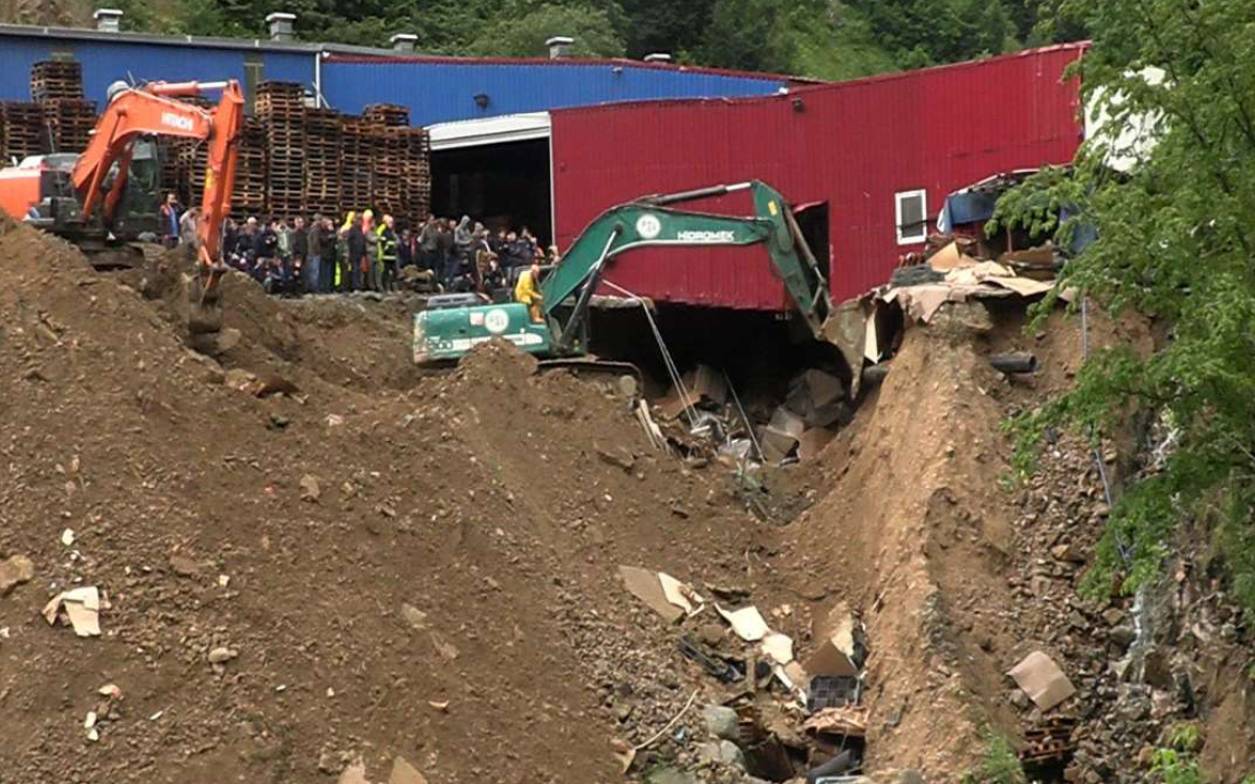 Göçükte 1 işçinin hayatını kaybettiği fabrikanın faaliyeti durduruldu