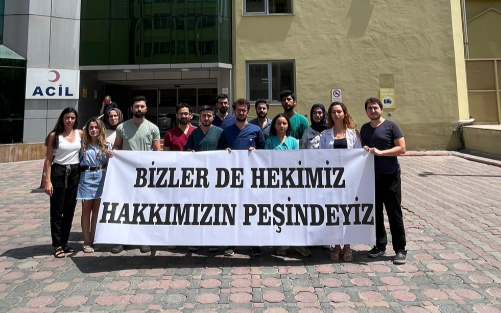 Maltepe Üniversitesi Tıp Fakültesi’ndeki asistan hekimlerden eylem