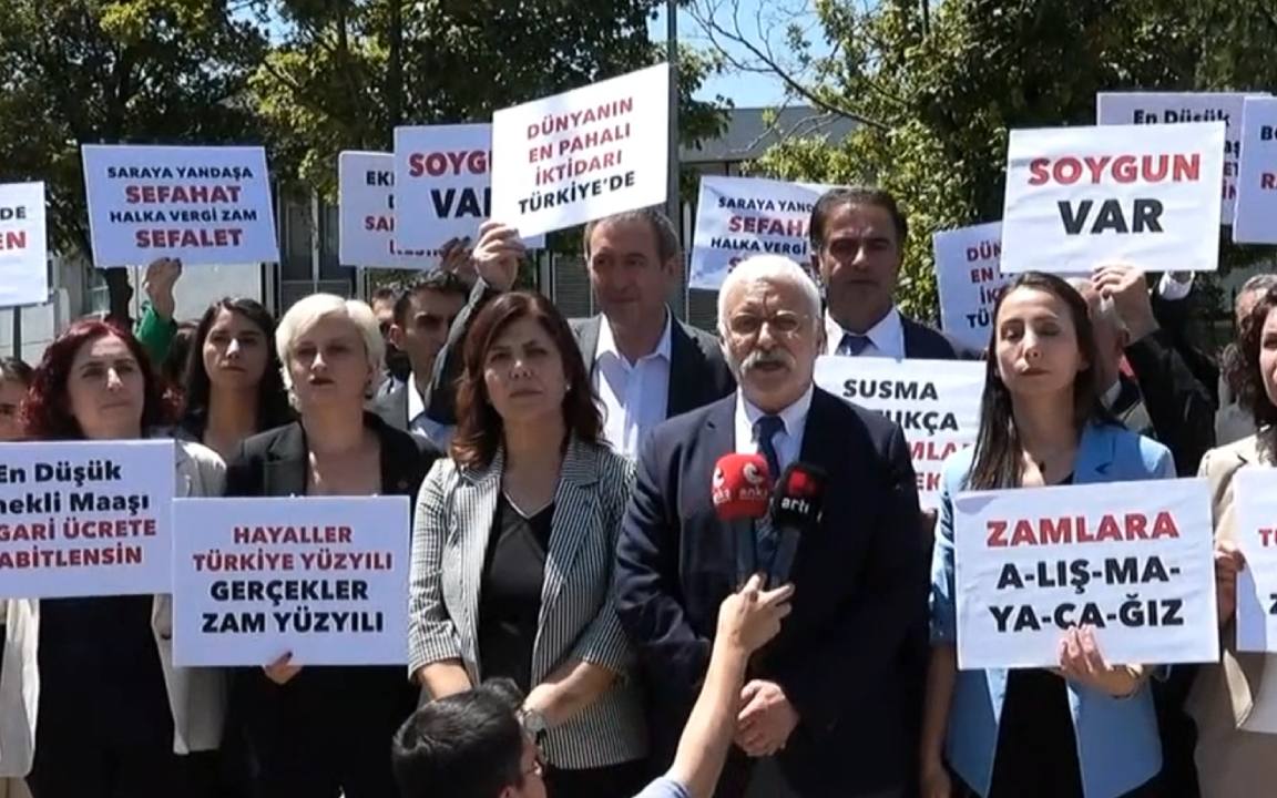 Yeşil Sol Parti vekilleri zamlara karşı bakanlığa yürüdü