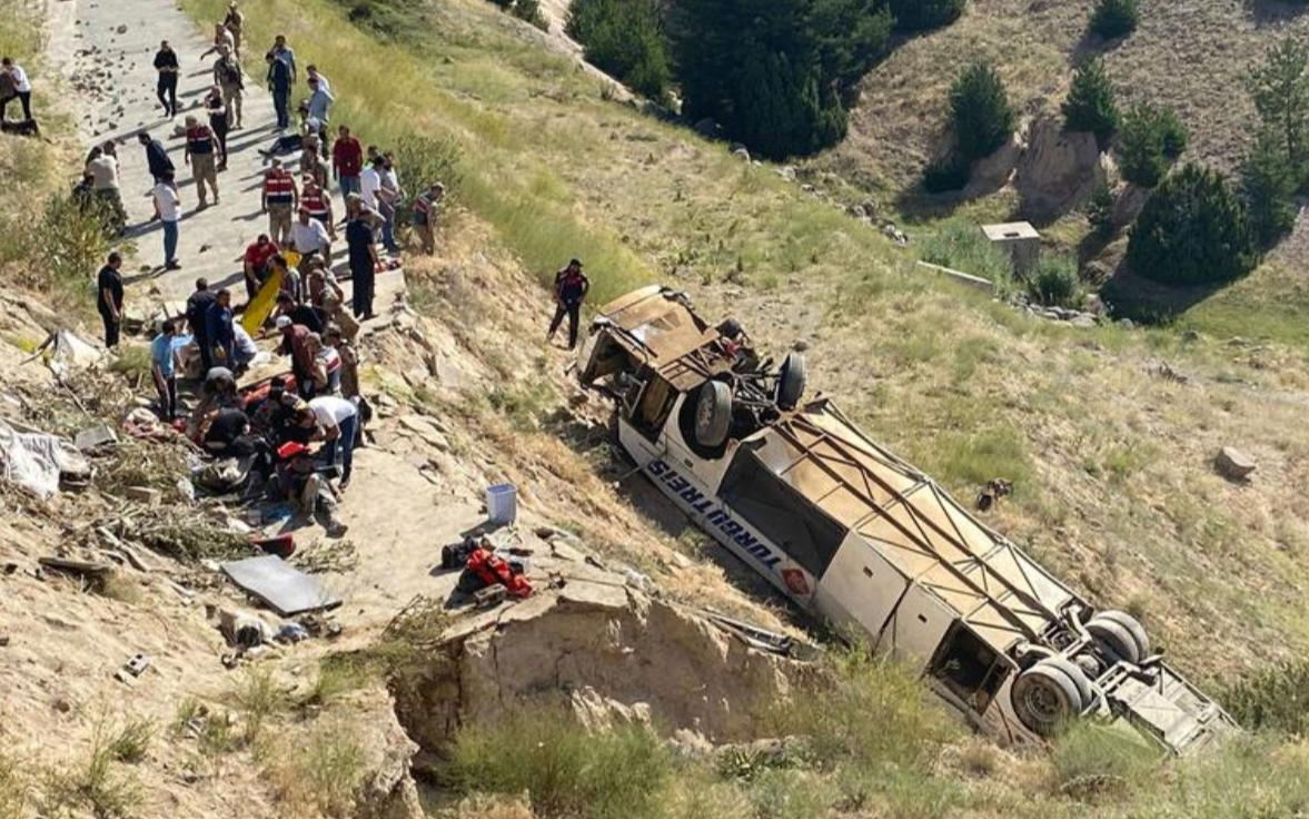 Kars'ta yolcu otobüsü viyadükten düştü: 7 ölü, 22 yaralı