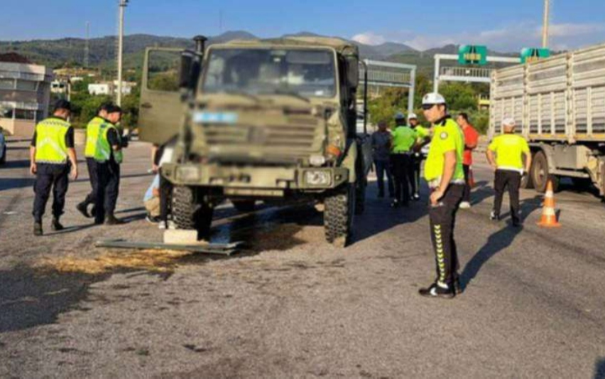 Hatay’da askeri araç ve TIR çarpıştı: 10 asker yaralı