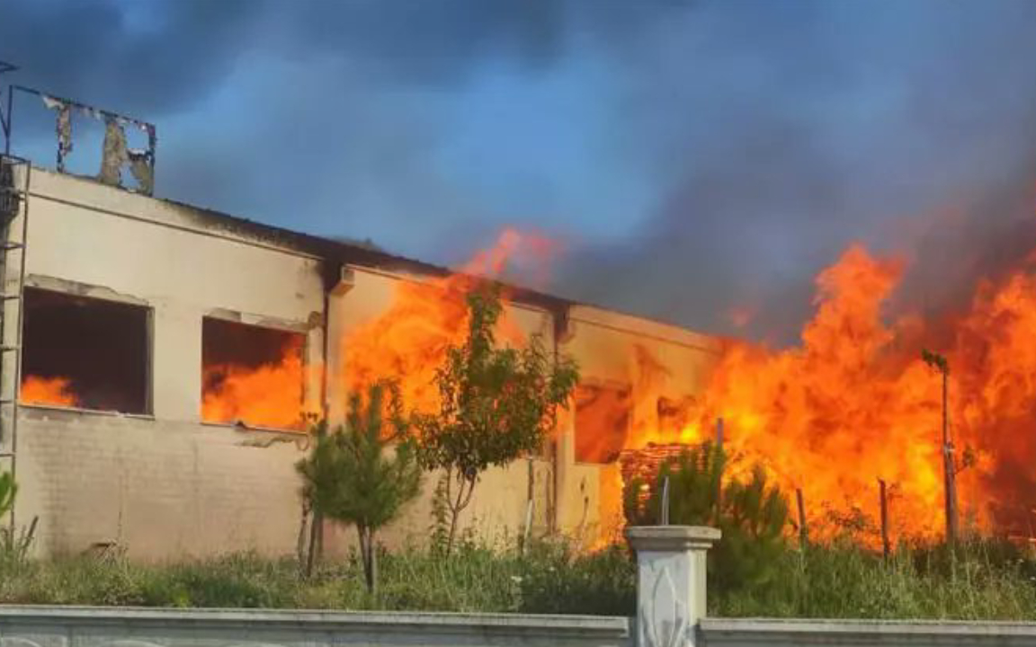 Ahşap kapı fabrikası küle döndü