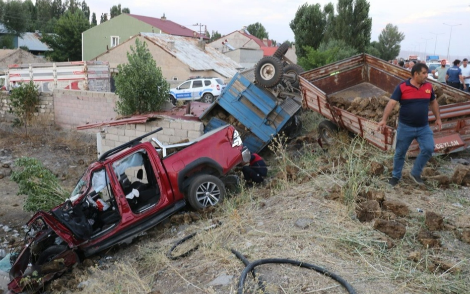 Ağrı’da traktör kamyonetle çarpıştı: 6 yaralı