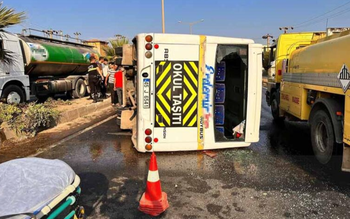 Manisa'da işçi servisi devrildi: 25 yaralı