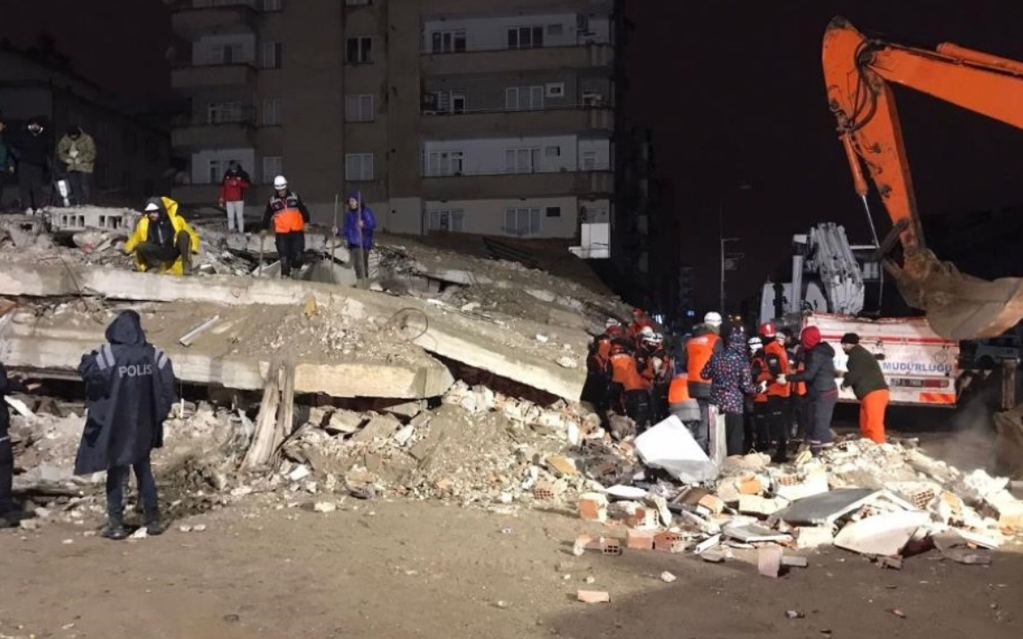 Depremde yıkılan binanın betonu dere kumu ve çakıldan kullanılmış