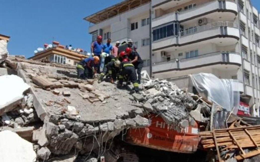 Antep'te ağır hasarlı bina çöktü: İş makinesi operatörü hayatını kaybetti