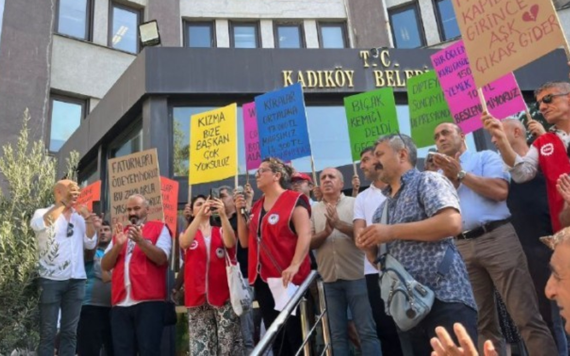 Kadıköy Belediye işçileri ek zam talebiyle yarım gün iş bıraktı