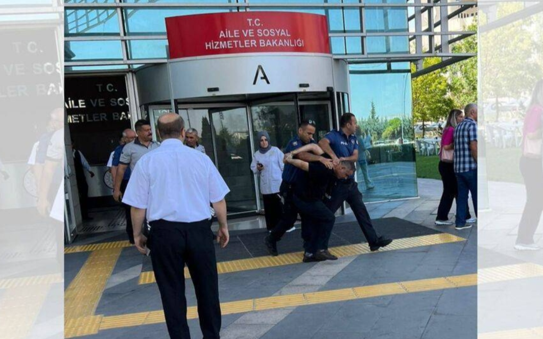 Bakanlığın önünde 'Açım' diyen yurttaş, ters kelepçe ile gözaltına alındı