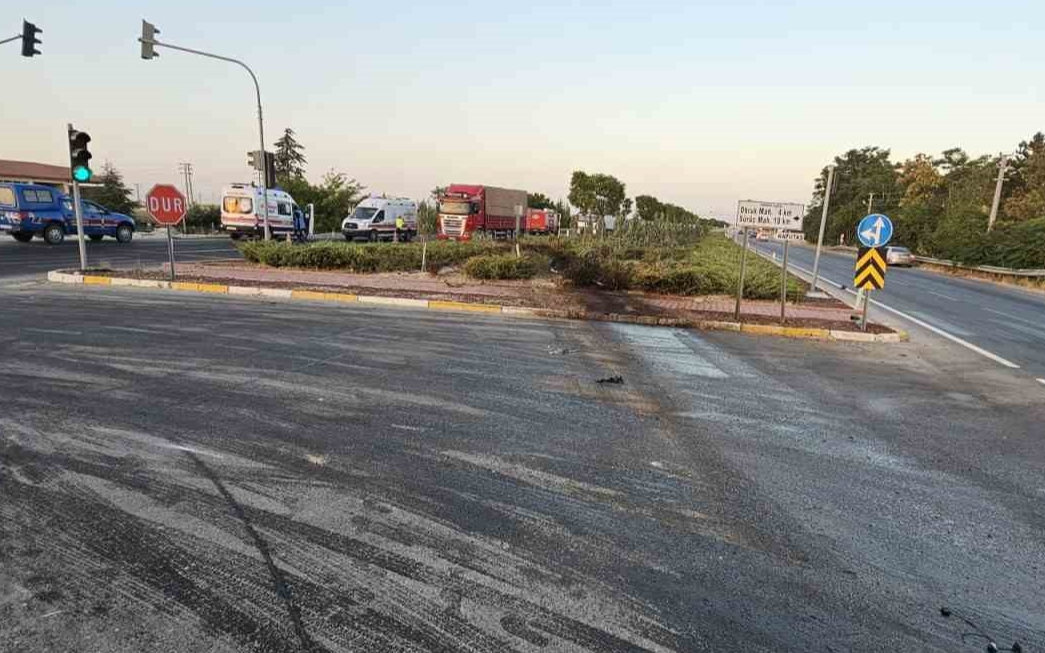 Asit taşıyan kamyonet kaza yaptı: 2 kişi zehirlenerek hayatını kaybetti