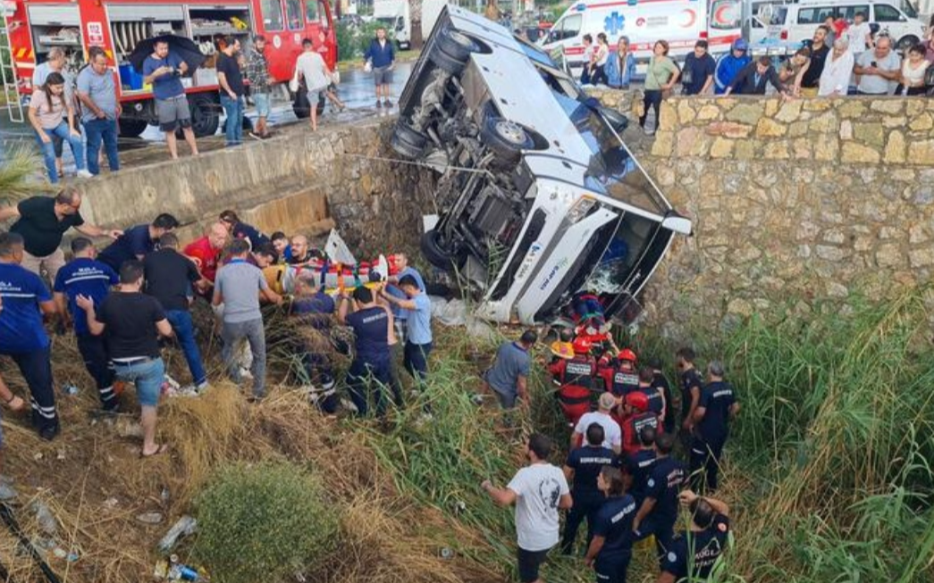 İşçi servisi dere yatağına düştü: 23 yaralı