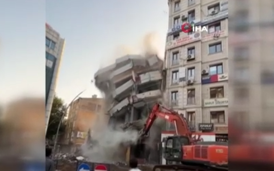 Ağır hasarlı bina yıkılırken sağlam binaya zarar verdi