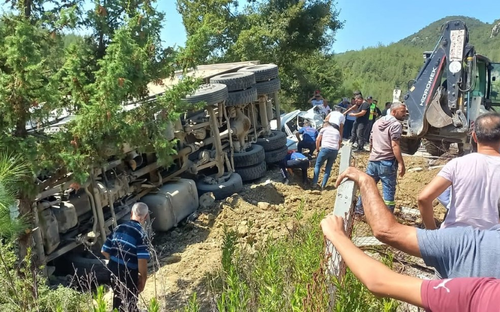 Freni boşalan kamyon namaz kılanların arasına daldı: 6 ölü, 24 yaralı