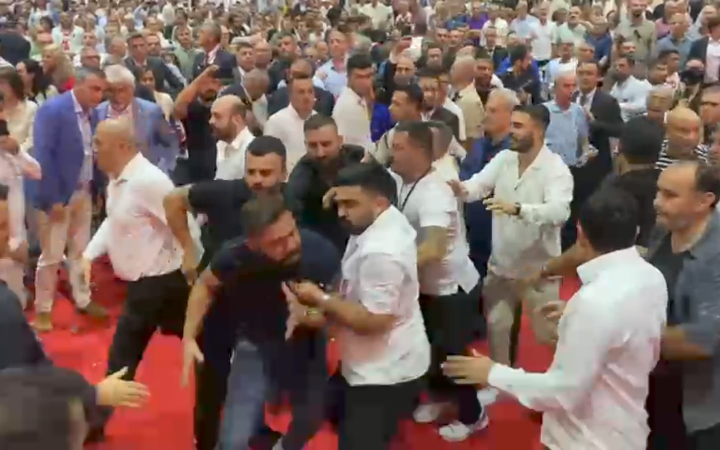 CHP İzmir İl Kongresi'nde yumruklu kavga!