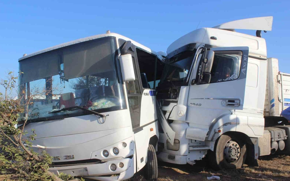 Manisa’da işçi servisi ile TIR çarpıştı: Biri ağır 23 yaralı