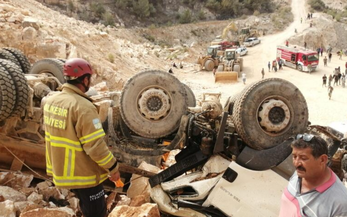 Hafriyat kamyonu devrildi: 2 ölü