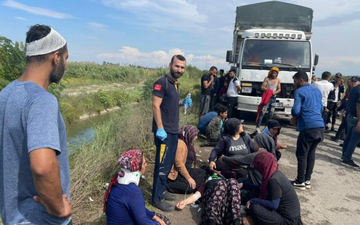 Tarım işçilerini taşıyan minibüs kanala devrildi