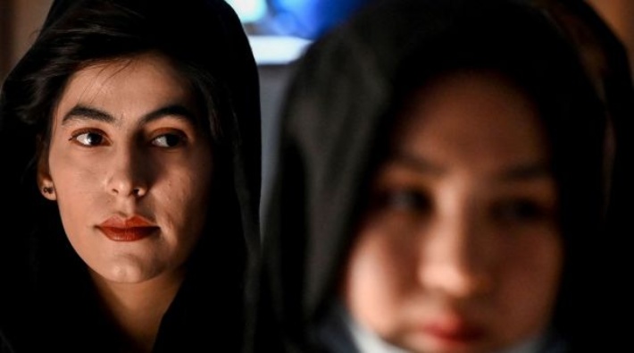 Afgan kadınlar zorlukla kazandıkları hakları kaybetmekle karşı karşıya