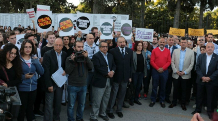 Bornova Anadolu Lisesi öğrencileri ve velileri: Öğretmenine dokunma!