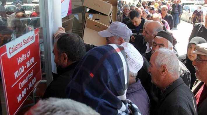 Erzincan'da ucuz et alabilmek için uzun kuyruklar oluştu